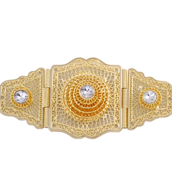 

The metal belt of the latest revolving hollowed-out gown is the perfect partner for a woman's wedding party