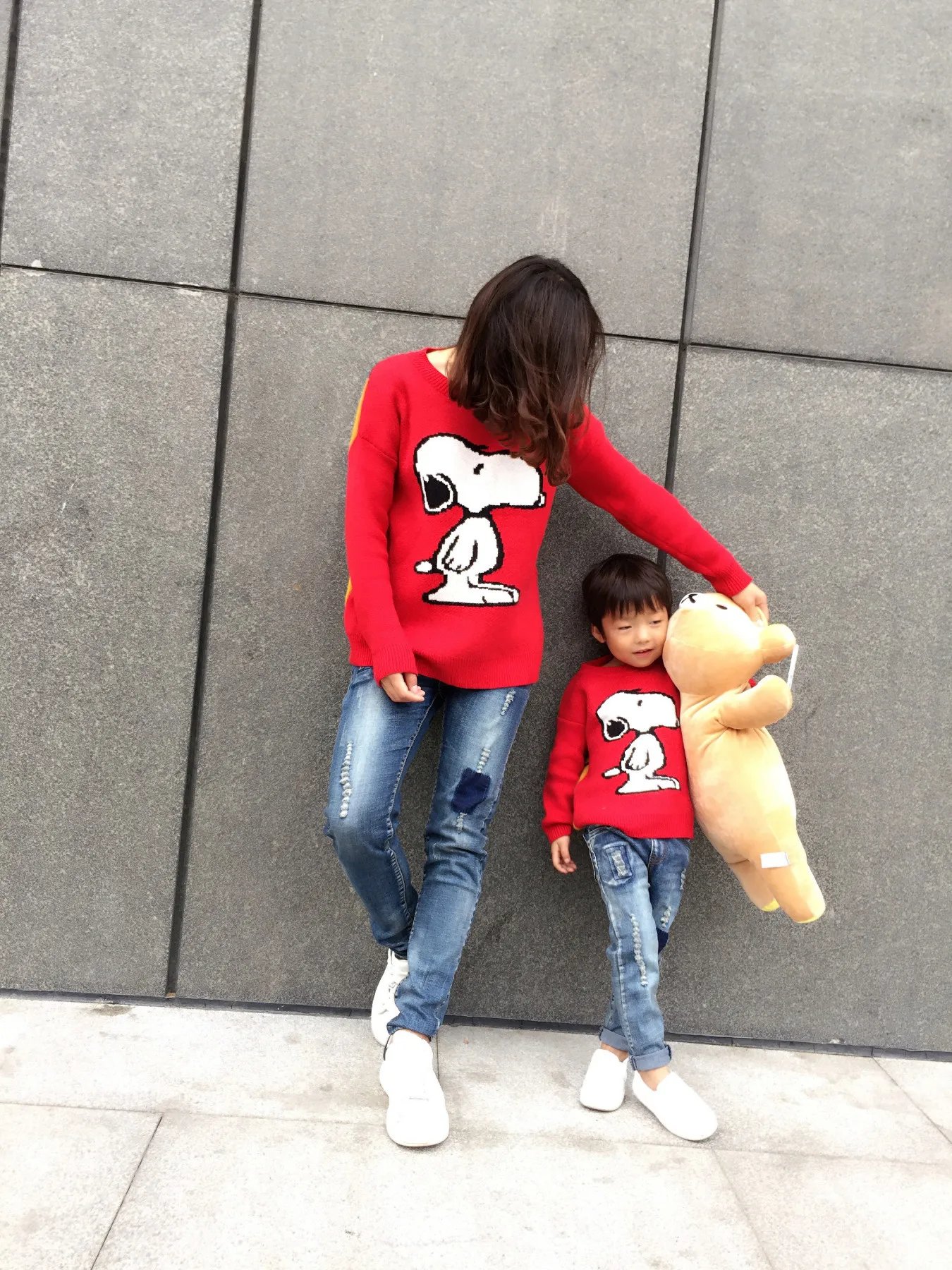 Пуловеры для мамы и дочки и сына; рубашки с длинными рукавами; одинаковые комплекты для семьи с рисунком собаки; осенний теплый свитер; женская красная одежда
