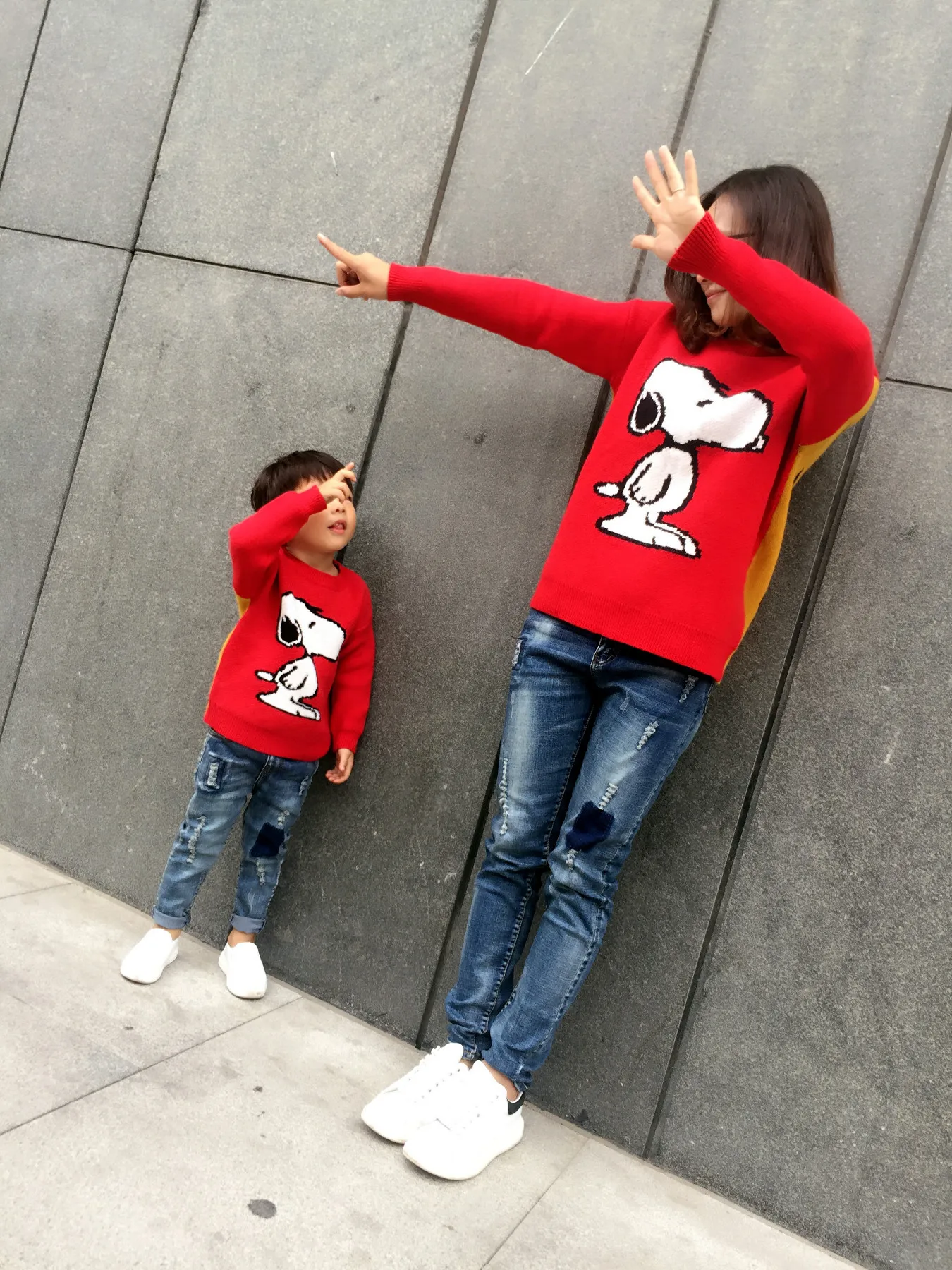 Осень-зима Семья подходящая друг к другу одежда для мамы, папы, дочки, сына, Красный свитер пуловер с длинным рукавом с мультяшной собакой одежда B30 10