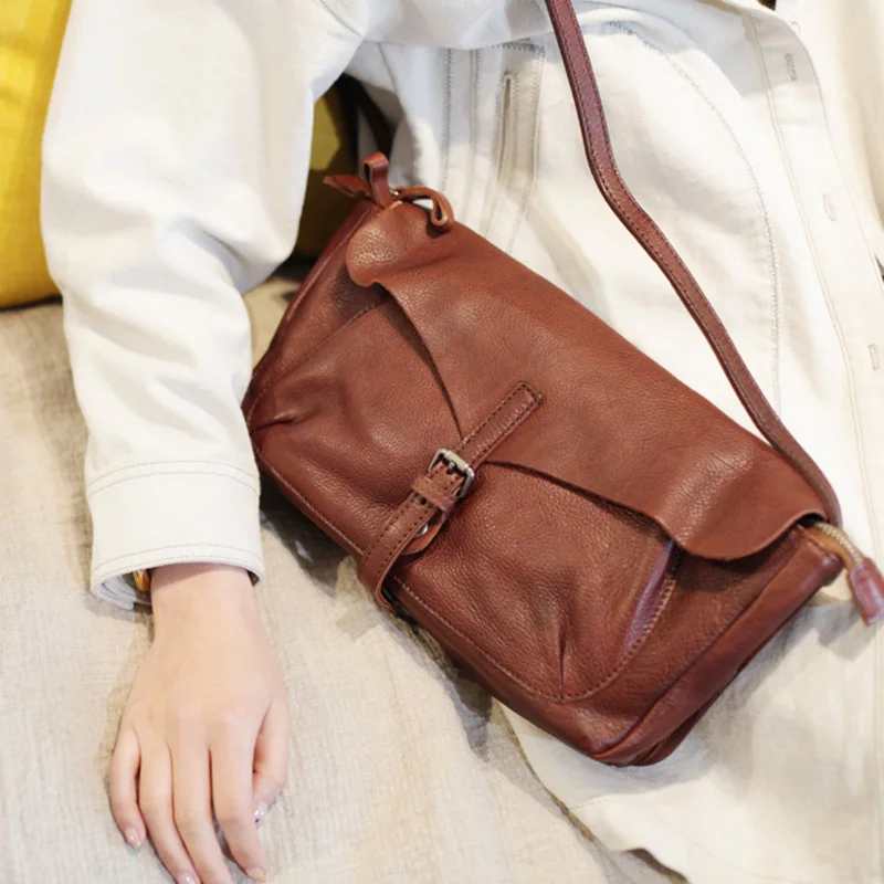 AETOO Retro College wind shoulder bag, hundred paired with large capacity leather women's bag, locomotive cowhide crossbody Bag