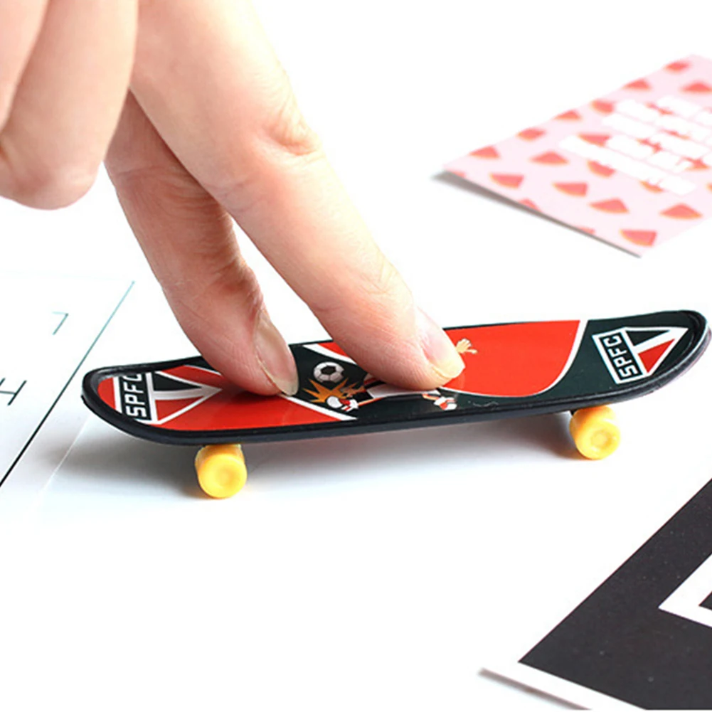 Скейтборд Finger Toys креативный палец движение доска для пальцев мини палец скейтборд сплав скейт посадочные игрушки случайный цвет