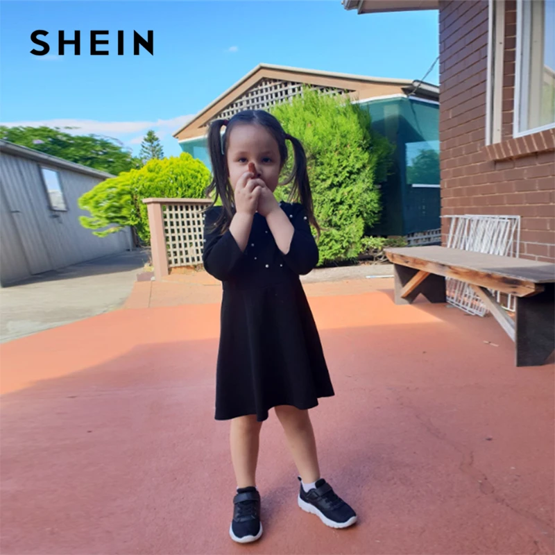 SHEIN Kiddie/черное однотонное Повседневное платье для девочек с жемчугом и бусинами; одежда для детей; коллекция года; сезон весна; модное ТРАПЕЦИЕВИДНОЕ милое короткое платье