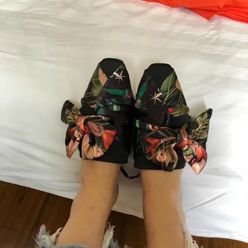 XiuNingYan/ г.; летние тапочки; Модные женские атласные шлепанцы на низком каблуке с квадратным носком и принтом; Роскошные Брендовые женские шлепанцы без задника