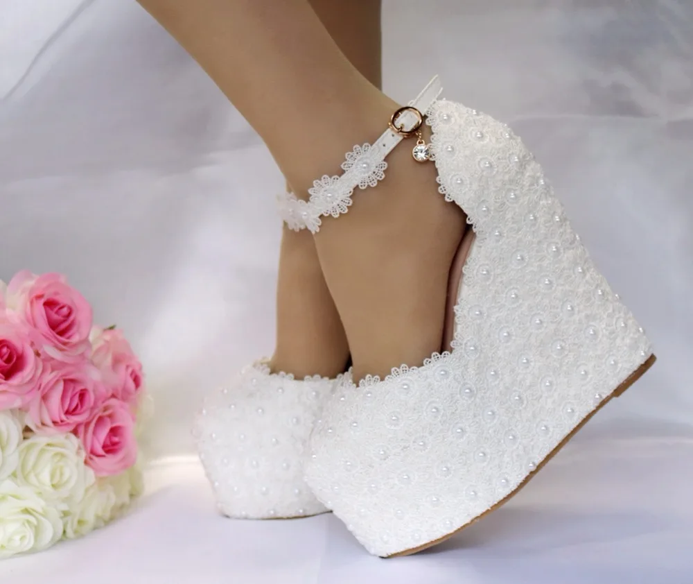 Женские белые свадебные туфли с цветочным узором, украшенные кристаллами, на высоком каблуке, украшенные жемчужинами; Милые модельные туфли для невесты; женские босоножки на танкетке, Украшенные бусинами