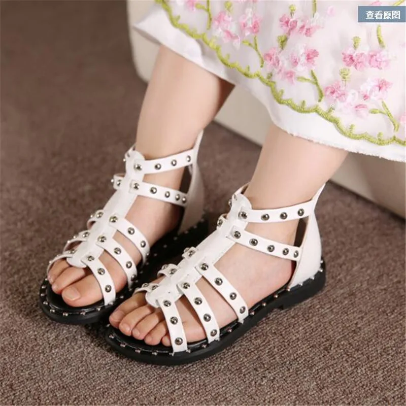 Летняя новая корейская детская обувь, модные сандалии с заклепками для девочек, детская Студенческая обувь принцессы в римском стиле, плетеная пляжная обувь, 26-36e