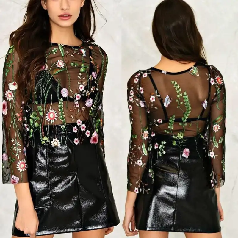 blusa transparente con flores