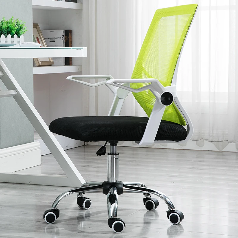 Сетчатая спинка и черное офисное кресло с откидными подлокотниками эргономичный стол и компьютерный стул