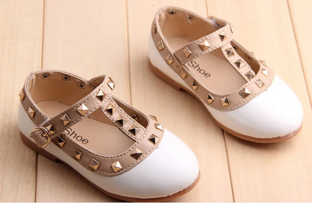 Dollplus/новая обувь для маленьких девочек; обувь принцессы; модные детские кроссовки с заклепками из искусственной кожи на низком каблуке для малышей