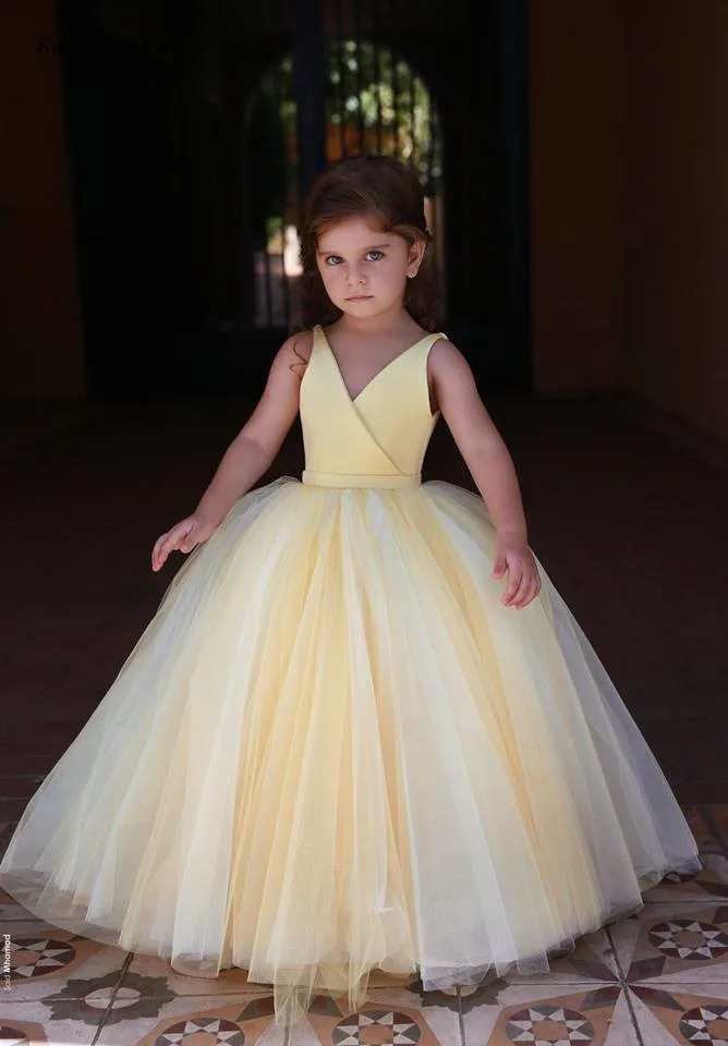Милое желтое платье для девочки, держащей букет невесты на свадьбе, коллекция года, v-образный вырез, плиссированное бальное платье, длина до пола, скромные нарядные недорогие вечерние платья для девочек