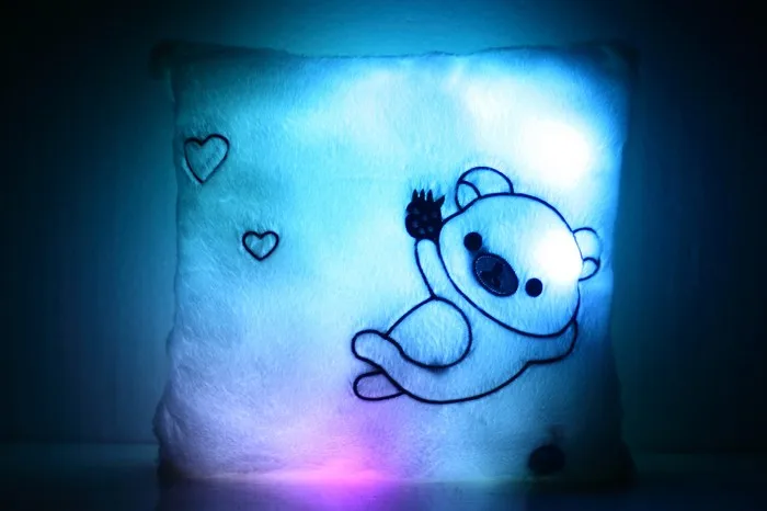 Милая светящаяся плюшевая подушка с мишкой клубничкой, Мишка с подсветкой, мягкая квадратная подушка для детей, мягкая подушка для кроватки, дивана, декоративная подушка