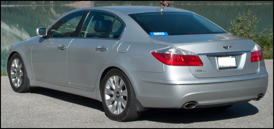 Hyundai_Genesis_3.8_(US)_(7627547510)_(cropped)