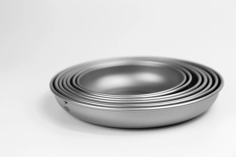 металлические тарелки для еды. титановый тарелка. титановая тарелка. набор походной посуды из титана. тарелка для кемпинга.