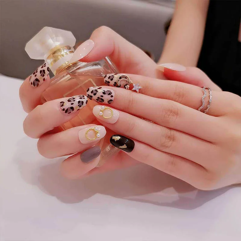 

24pcs New Leopard Artificial Nail Tip with Shiny Star Moon Diamond Decor Pre Design Short Round Full Cover Fake Nail With Glue