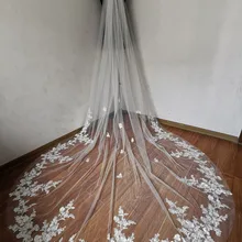 Реальные фотографии новейшая белая слоновая кость собора Длинная свадебная фата, кружевная кромка свадебная вуаль с расческой свадебные аксессуары Мантилья невесты