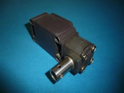 

DHL/EMS 5 LOTS Schmersal TV10S 335-11Z Safety Interlock Switch -A1