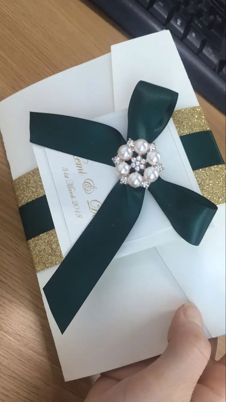 

25 Комплектов блестящих бумажных карманов, пригласительных открыток с зеленым бантом и пряжкой