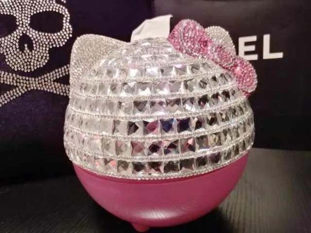 

KT cat diamond-encrusted paper towel box