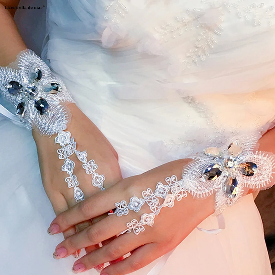 

Wholesale wedding accessories 2019 new lace crystal luxury white wedding gloves short bridal gloves real photo accesorios para b