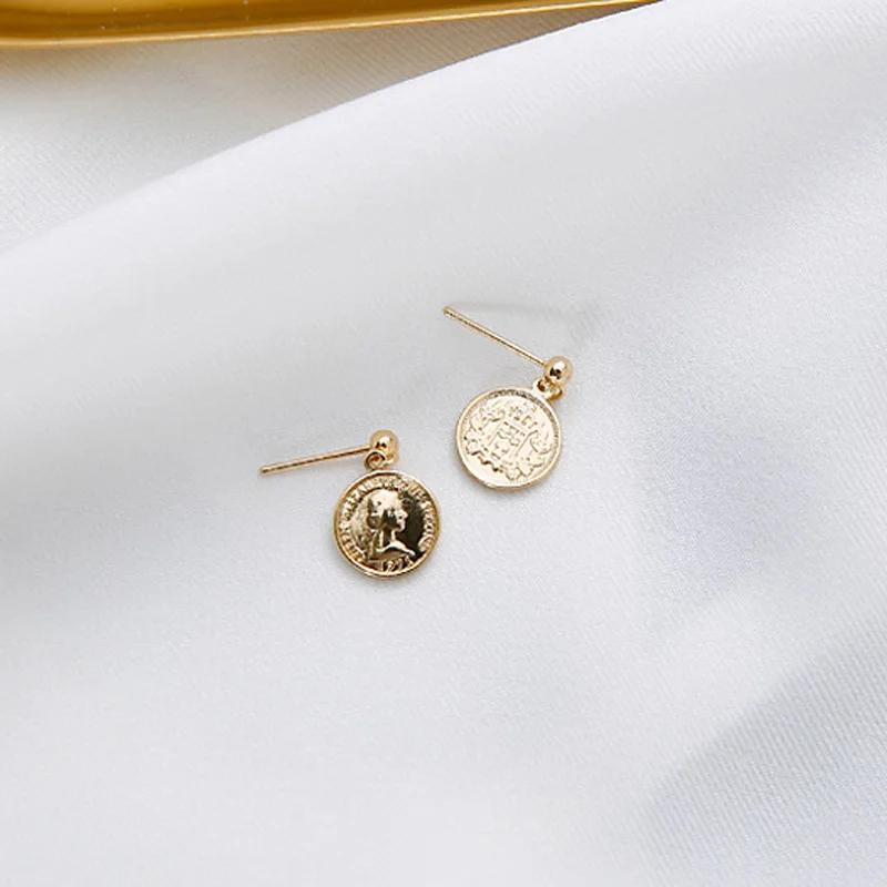

Creative Vintage Gold Color Geometric Embossed Queen Copper Coin Mini Stud Earrings for Women Girls Charm Jewelry Pendientes