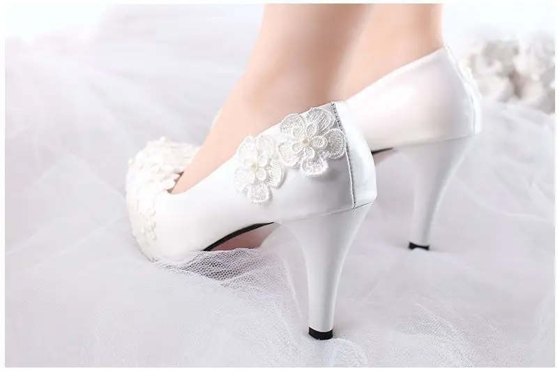 Белые свадебные туфли на высоком каблуке со шнуровкой женские туфли ручной работы на низком каблуке, украшенные кружевом и жемчугом; большие размеры; обувь для подружки невесты; милые женские вечерние туфли