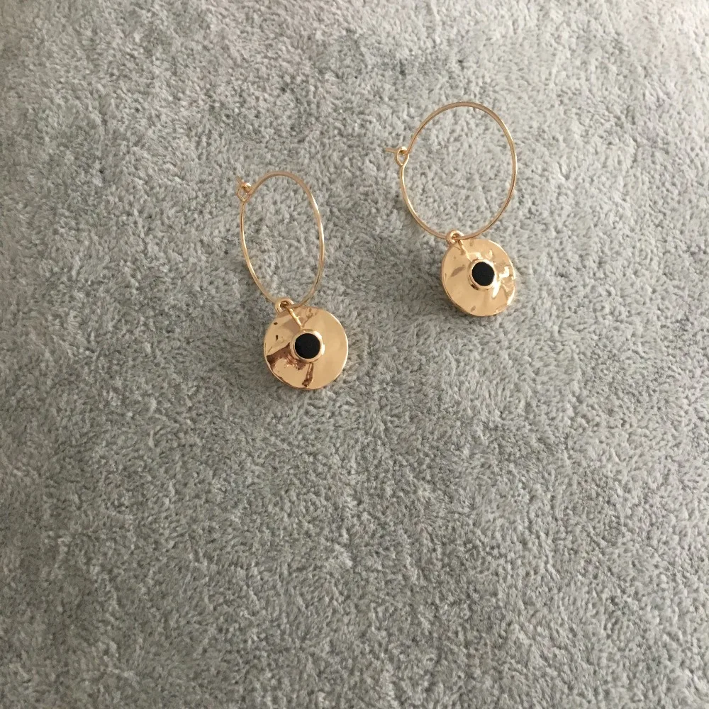 

FASHION JEWELRY CASUAL GOLD COLOR PLATING HAMMERED ROUND DISC WITH BLACK ENAMEL EARRINGS
