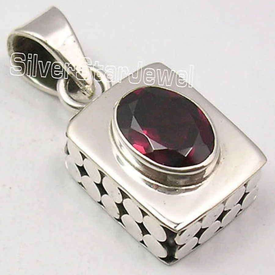 

Muiltiple Choices Chanti International Silver RED GARNET Gem MODERNISTIC BOX Pendant 2.5 CM 4.4 Grams Variation
