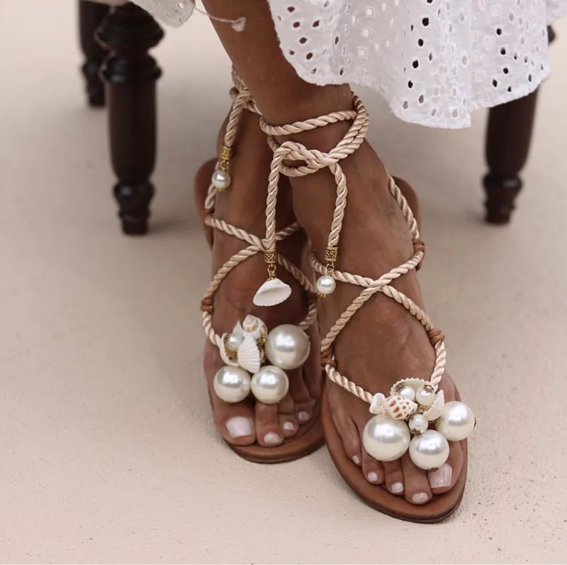 Модные летние женские сандалии на шнуровке с жемчугом; Вьетнамки; женская обувь на плоской подошве; пляжная обувь для вечеринок; модельные туфли; сандалии с жемчугом в римском стиле на плоской подошве