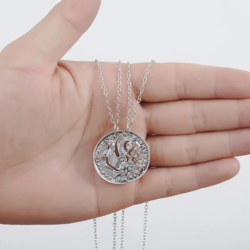 

2 pcs/set Romantic Fashion Camel Pendants Necklaces with Elk Deer Necklace Exaggeration Lover Necklace Jewelry Charming