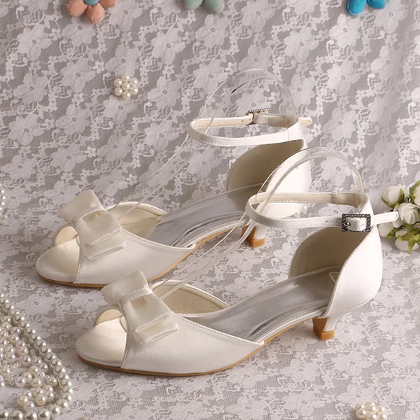 Босоножки на низком каблуке с ремешком на щиколотке и бантом; цвет слоновой кости; атласные женские свадебные босоножки; обувь для невесты - Цвет: Слоновая кость