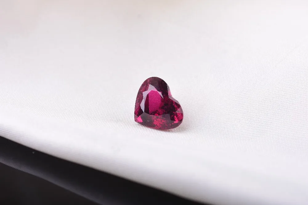 

7.1 carat pure natural ruby has professional certificate RUBY EARRINGS and pine stones.