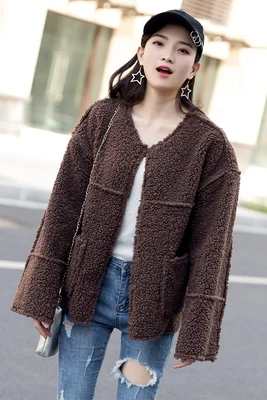 2018 Tempérament Imitation marron Nouveau Faux Hiver Beige Mode Deux Manteau Courte Femelle D'agneau Côtés Fourrure Portant De 4rHFx40wqB