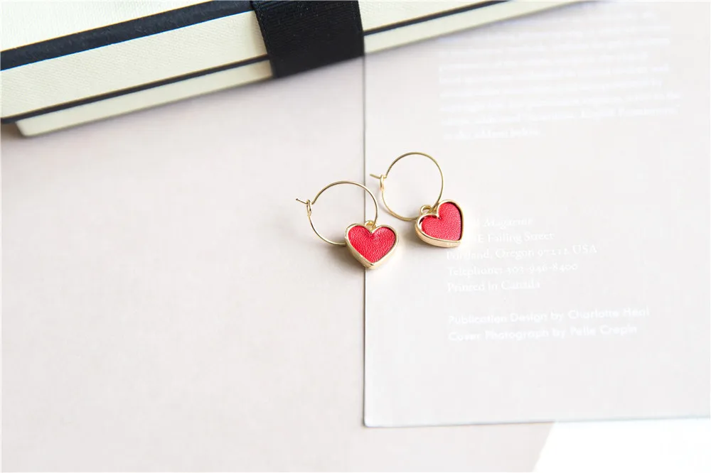 AOMU, новинка, Япония, Корея, маленькие круглые жемчужные кожаные красные милые серьги-кольца с сердечками для женщин, подарок для девушек