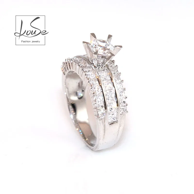 

18-karat gold lady ring can bring you an avant-garde and elegant attitude to life