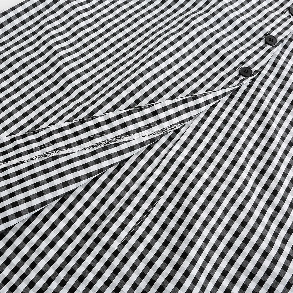 Женская черно белая клетчатая юбка средней длины с пуговицами и разрезом сбоку