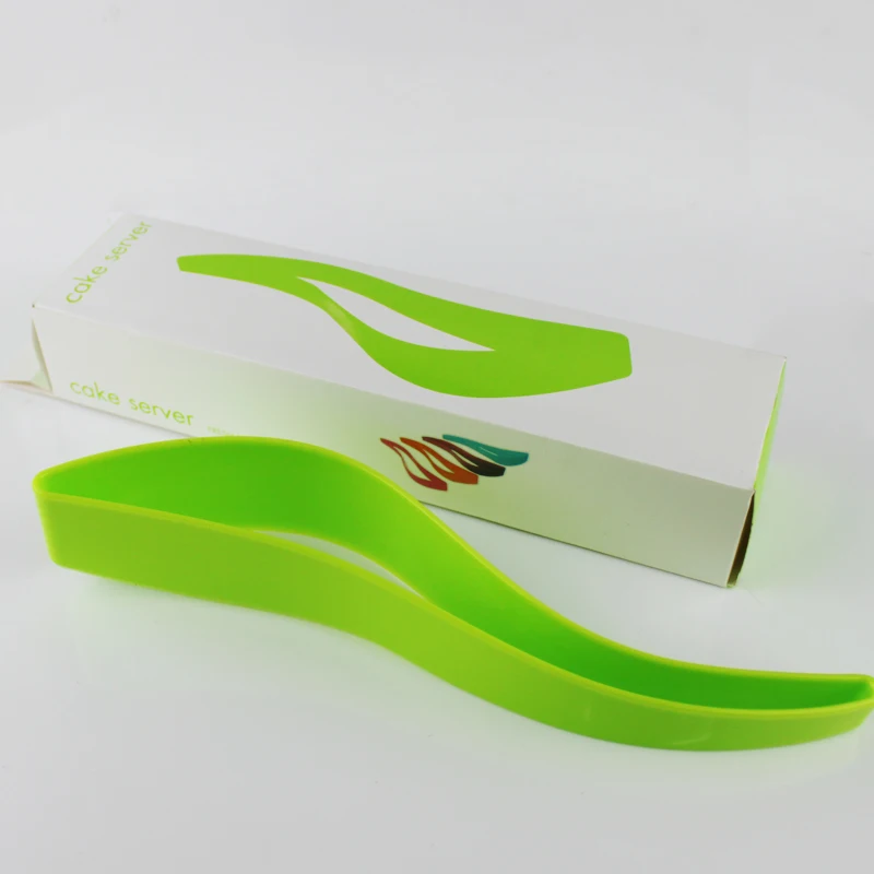 green plastic cake pie