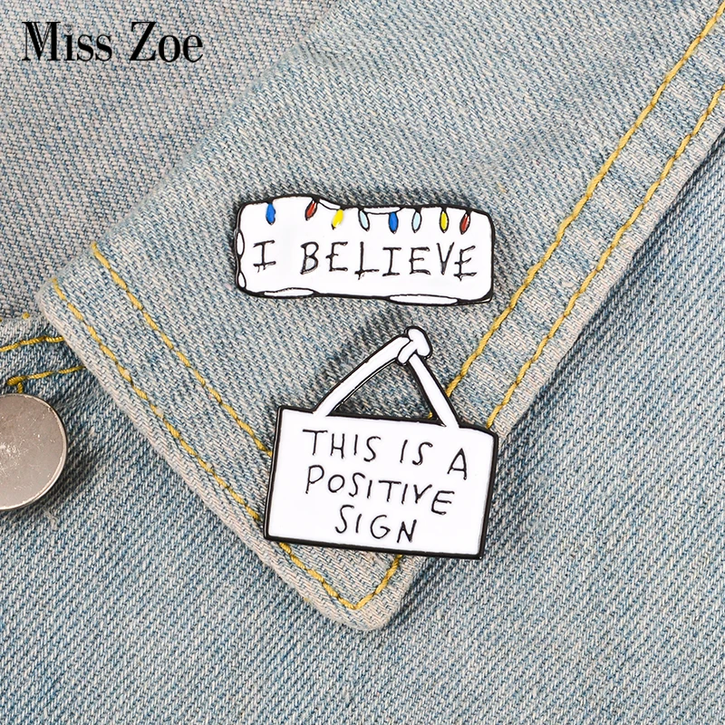 

2pcs/set Stranger Things Enamel Pin BELIEVE SIGN Christmas Brooch Badge Denim jeans Lapel Pin TV Series Jewelry Gift for fans