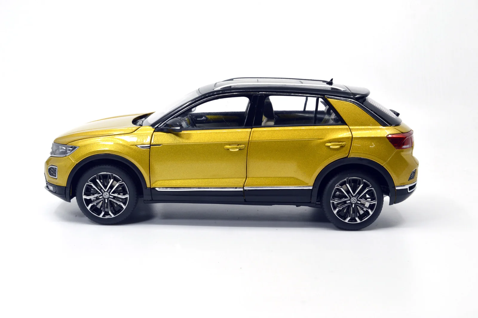 Модель Paudi 1/18 1:18 Масштаб VW Volkswagen T Roc Ограниченная серия Золотой Черный Топ литая под давлением модель автомобиля игрушка модель автомобиля открываются двери