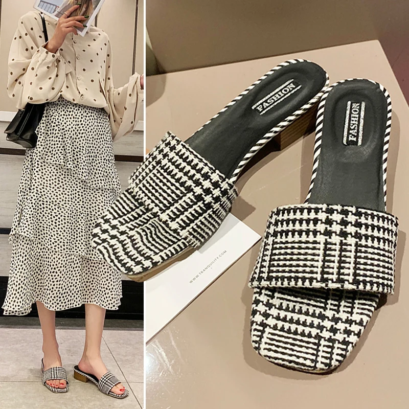 

Slippers women wearing 2019 summer new thousand bird grid square head chisel in the middle of a slipper word slipper gentle wind