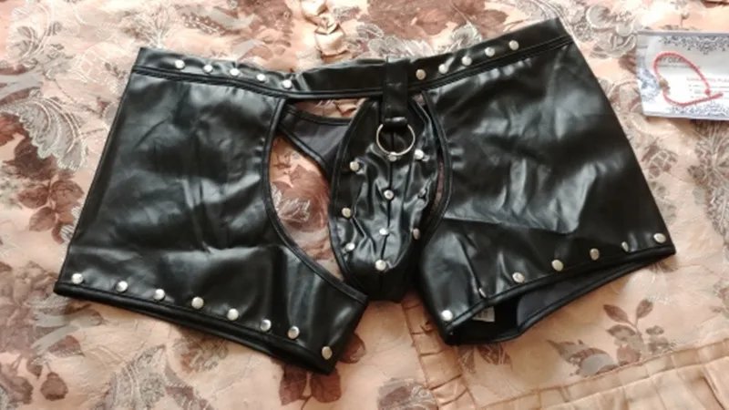 Kopen Punk Gothic Sexy PVC Shorts Mannen Zwart Wetlook Slipje Hol Homo S Erotische Boxers Pole Dance Kostuum Kunstleer Game uniform