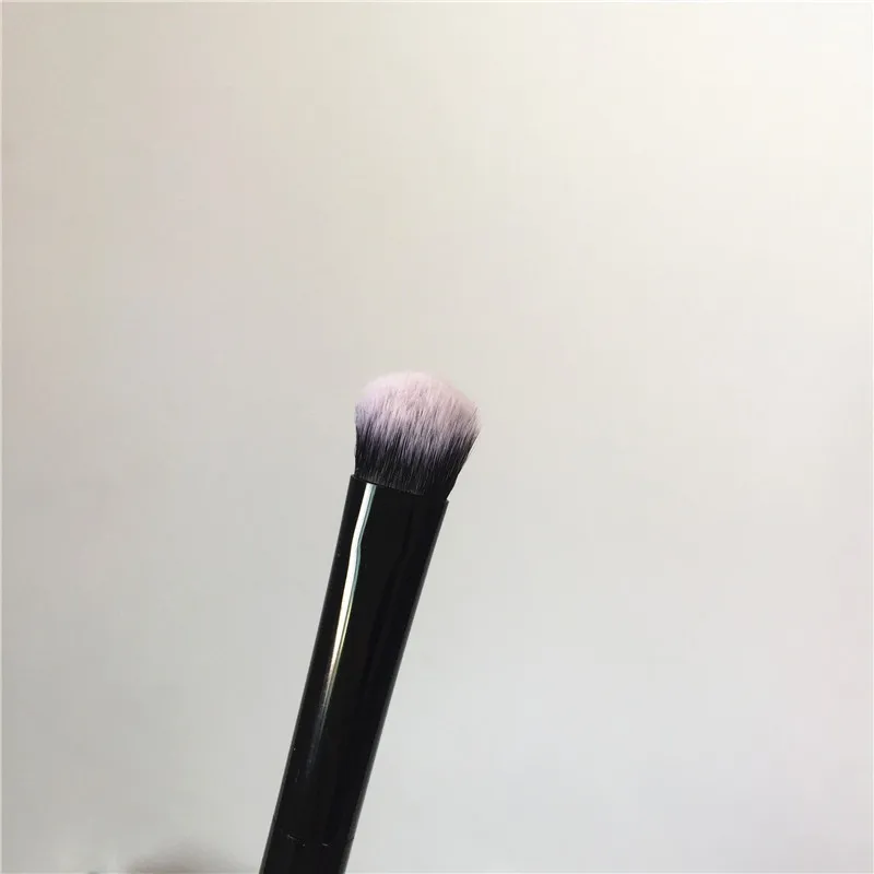 Marc Jacobs The Conceal Brush 14 _ 3