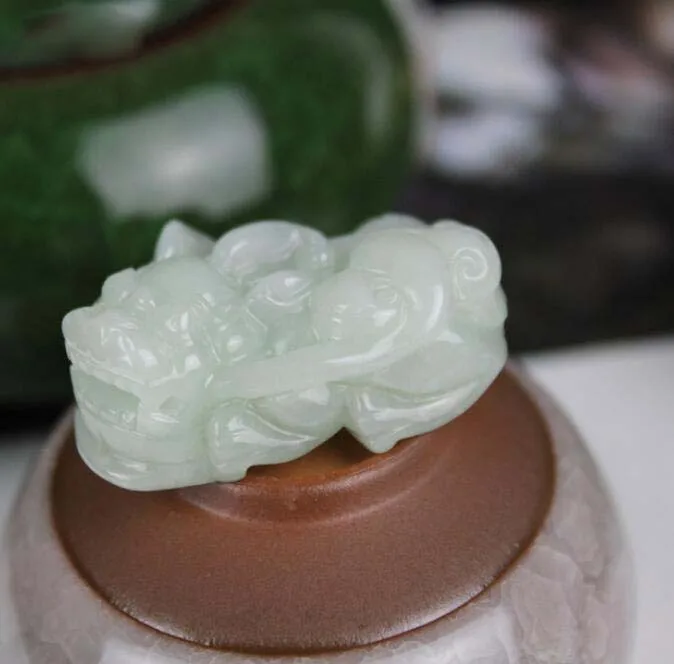 FineJewelryCarvingsSymbolizeProsperityAndBlessingOfTheEmerald