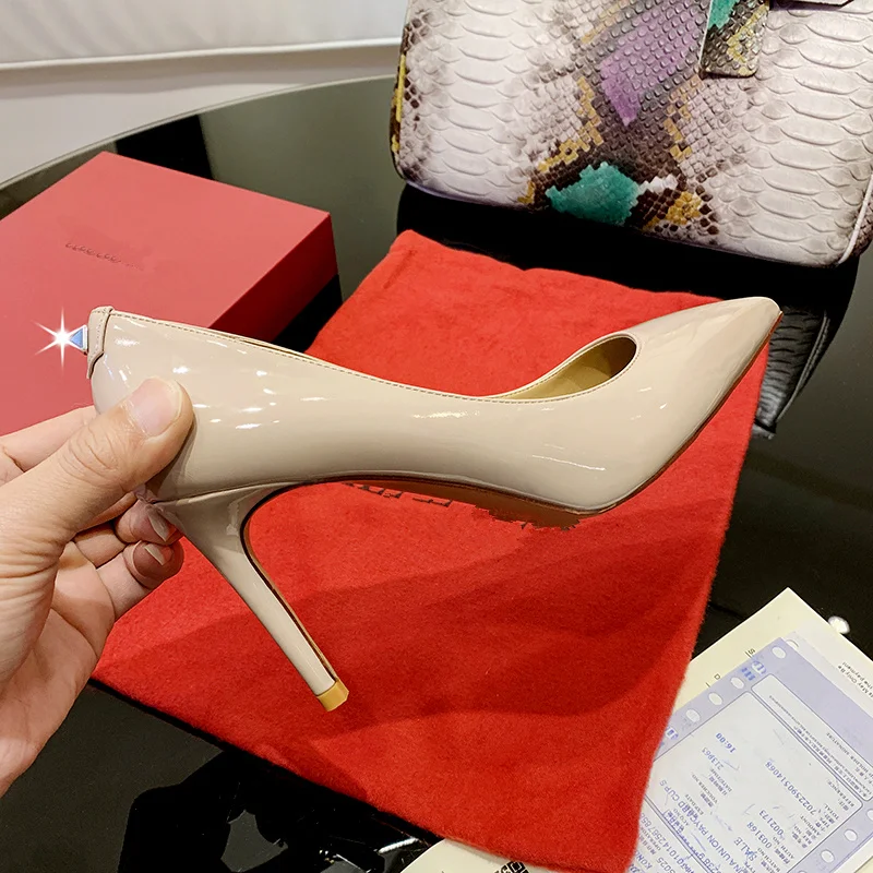 

Pointed Toe Women Shoes Slip On Woman Pumps High Thin Heel Sexy Women Stiletto Rivets Embellished Star Runway Dress Wedding Shoe