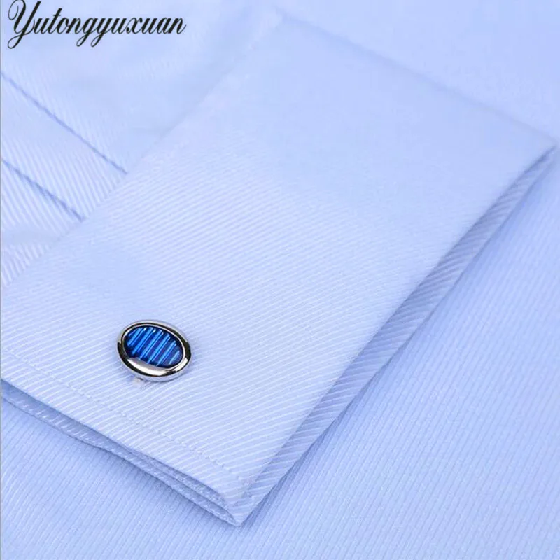 запонки мужские на рубашке. запонки на рубашке. запонки мужские на рубашке. французские манжеты. запонки мужские.