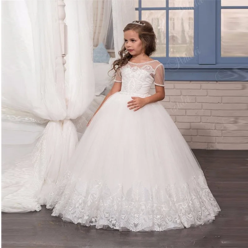 

Classic Tulle First Communion Dresses White Flower Girl Dress for Wedding Lace Buttons V-Back Short Sleeves Girls Pageant GownLX