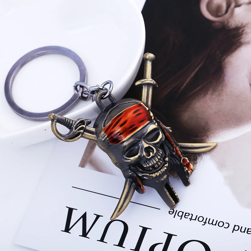 Llavero pirata del Caribe calavera Metal rojo llavero anillo colgante recuerdo hombres regalo joyería Chaveiro llaveros Porte