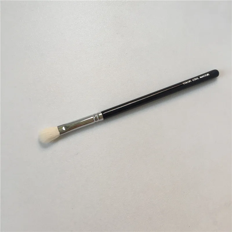 Zoeva 227 luxe soft definer eyeshadow brush _ 1