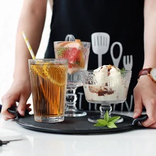 Летний вертикальный цветочный стеклянный мороженое и сок и тисненый холодный напиток чашка