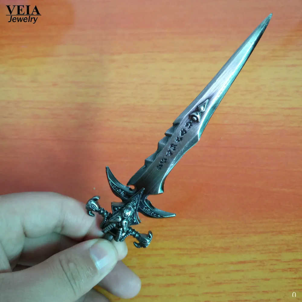 2017 juego caliente frostmourne espada llaveros Rey Exánime Arthas arma colgante 15 cm Cosplay espada arma aleación Llaveros llaveros