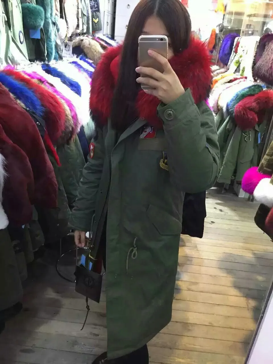 Британская мода красный искусственный мех длинный стиль зимняя женская Куртка парка енот большой воротник значок женщины