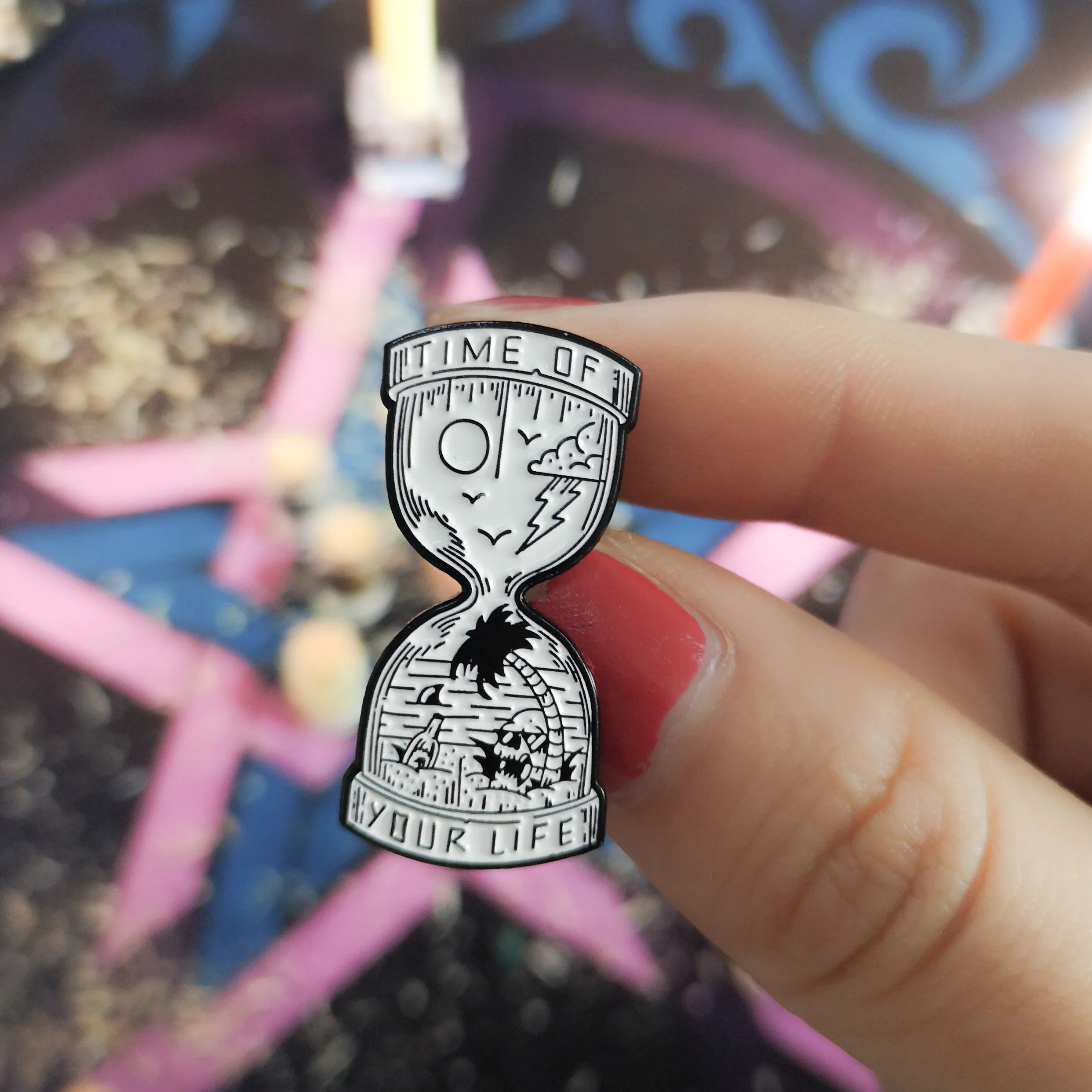 

Time Hourglass Pin Vacation Time Beaches Desert Islands Palm Tree White Enamel Brooch Pins Badge Gift For Friends Women Men
